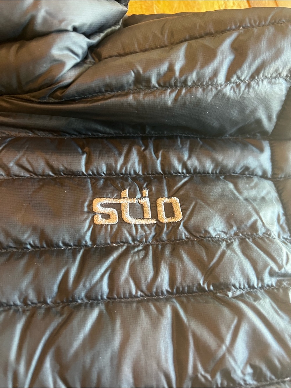 Stio Down Pinion Puffer Vest Mens Medium Black Park City Custom Resort EUC $199 - Picture 4 of 9